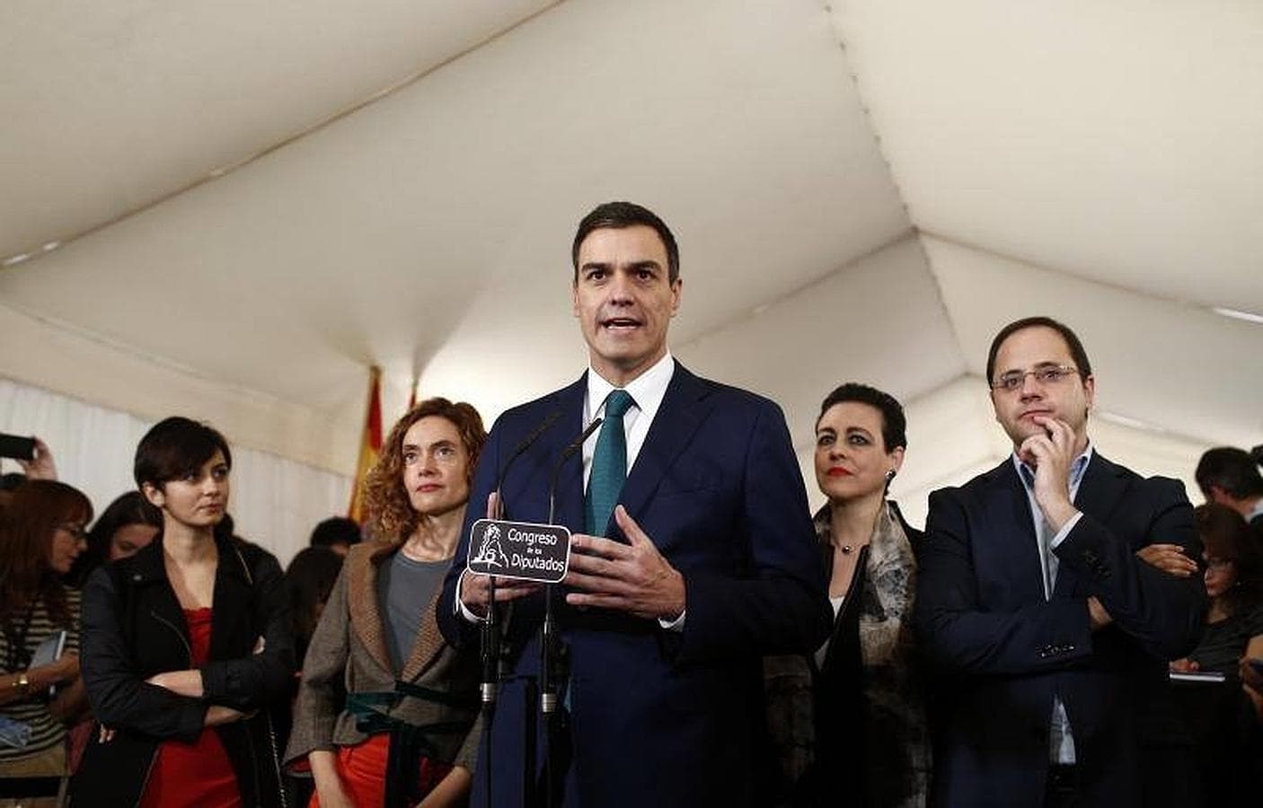 El líder del partido socialista Pedro Sánchez ha aprovechado su asistencia en el Congreso para hablar ante los medios