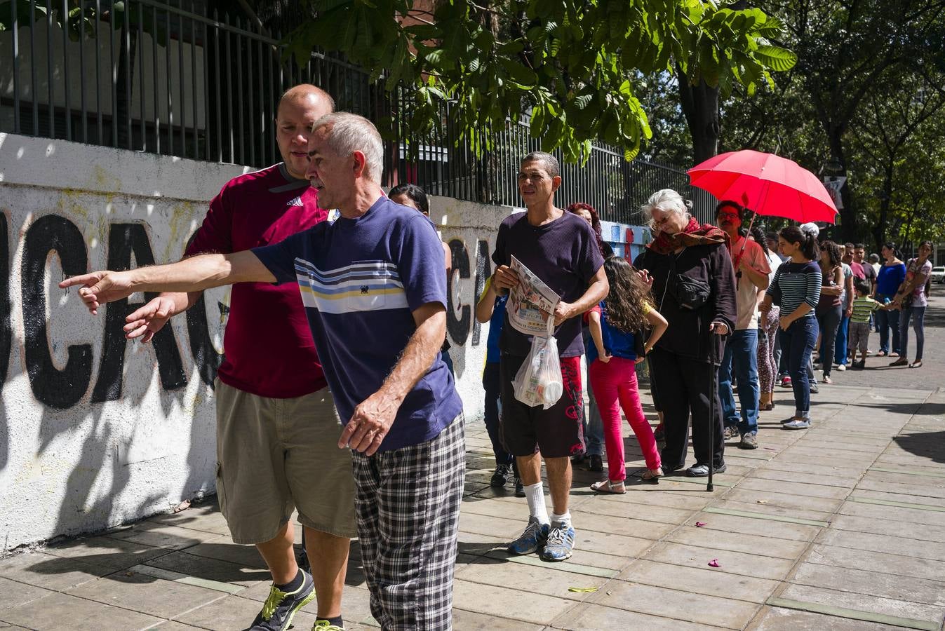 Venezuela se echa a la calle para votar. 