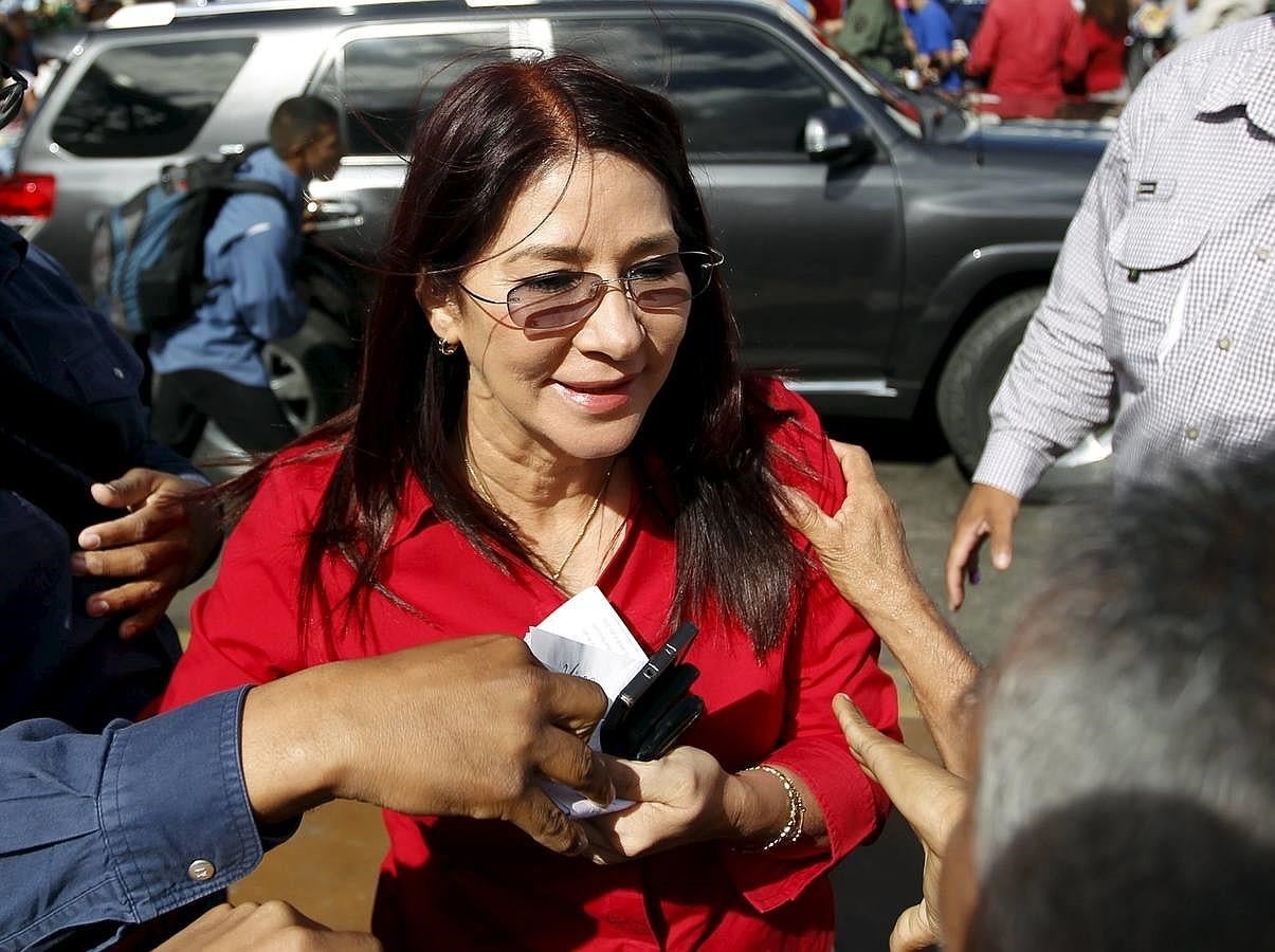 La esposa de Nicolás Maduro, Cilia Flores, acude a votar. 