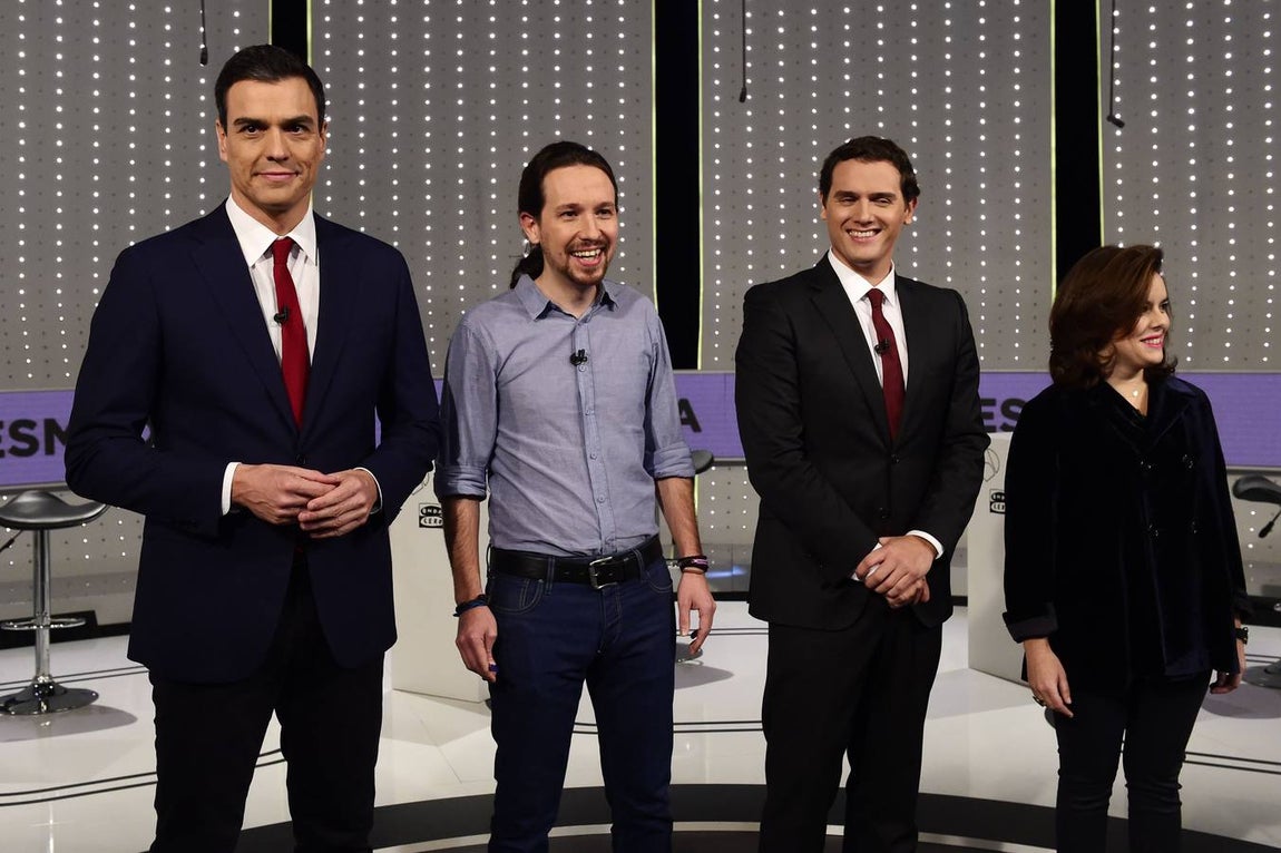 1. Los candidatos posan ante las cámaras minutos antes de comenzar el debate