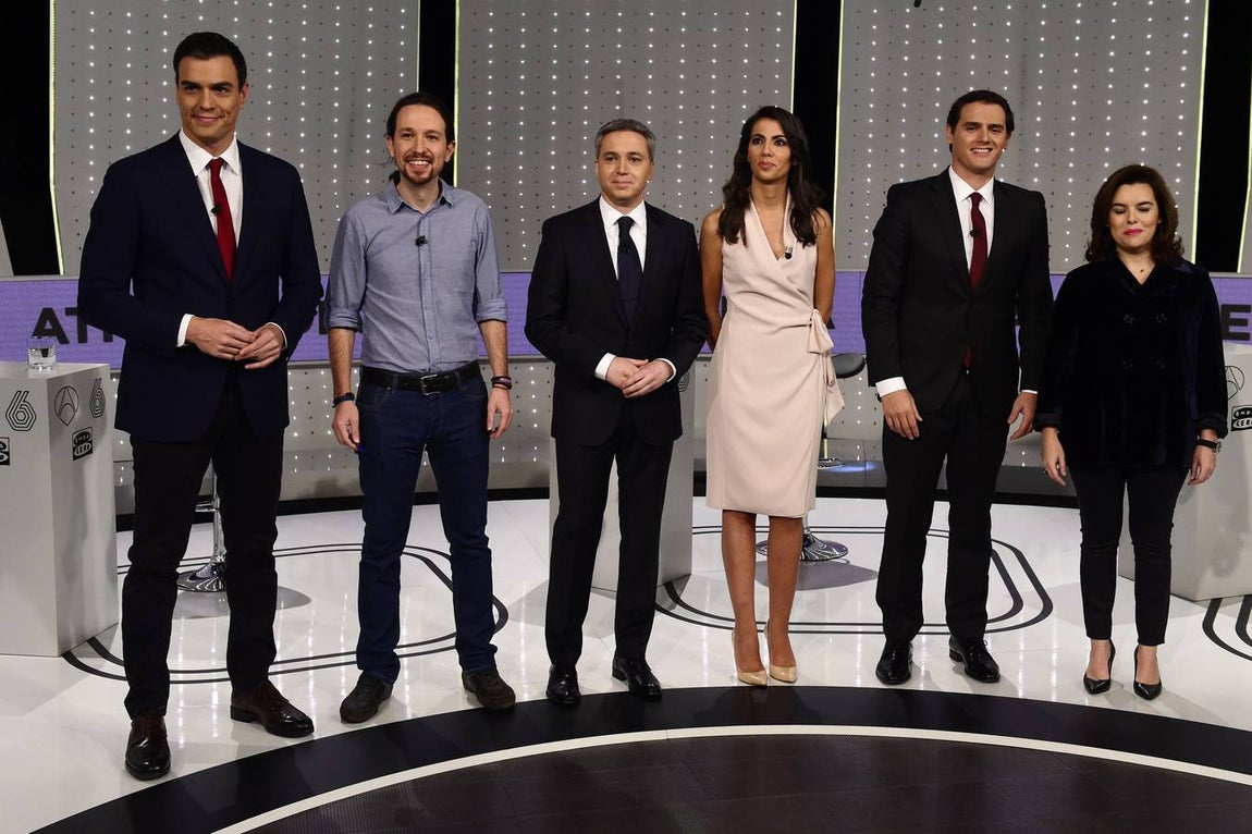 6. Los participantes en el debate junto a los presentadores, Ana Pastor y Vicente Vallés