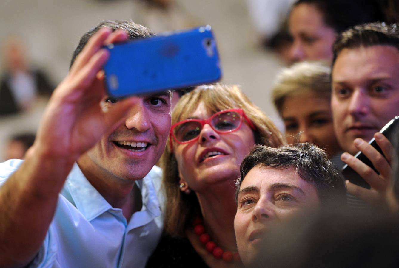 El líder del PSOE haciéndose un «selfie». 