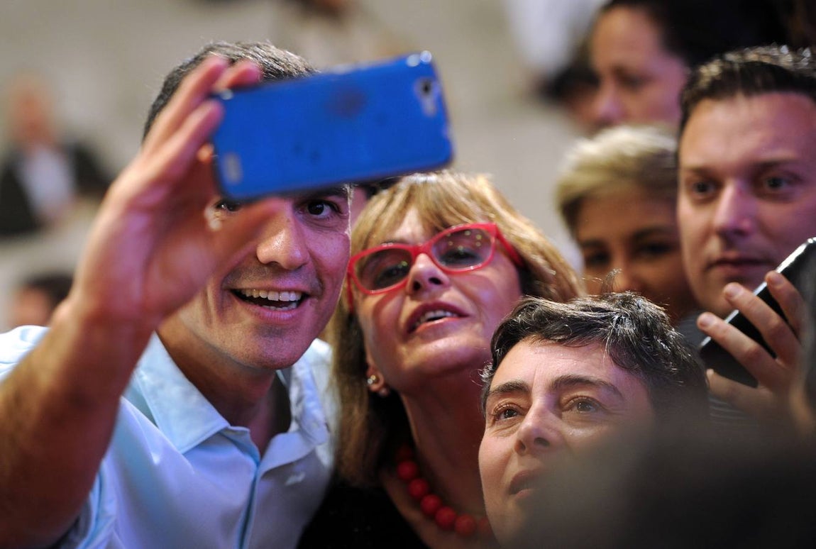 El líder del PSOE haciéndose un «selfie». 