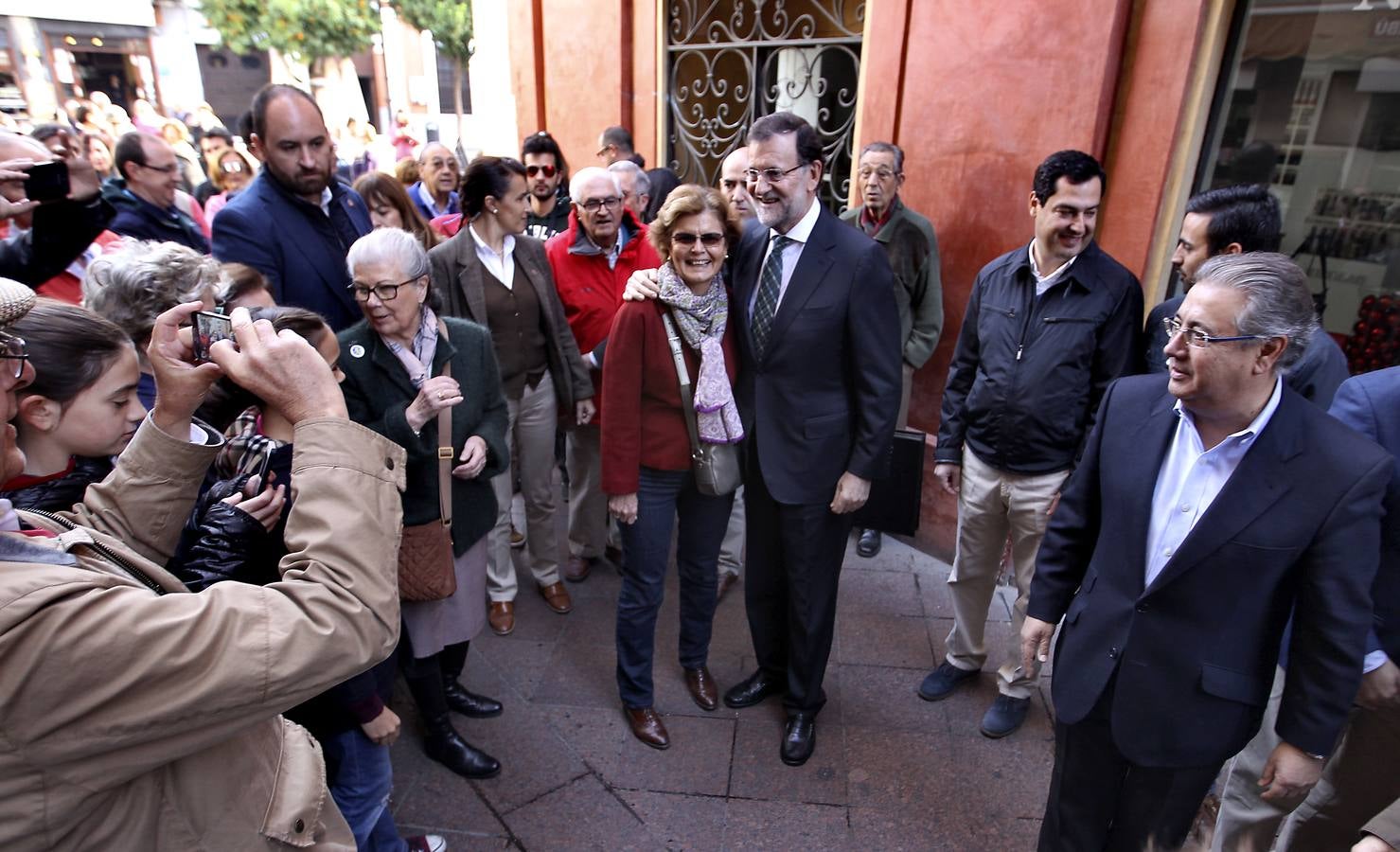 El presidente del Gobierno se fotografía con simpatizantes. 