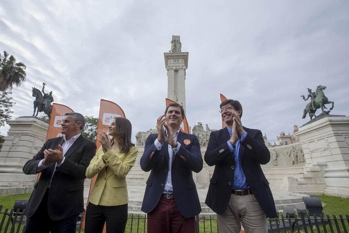 FOTOS: Rivera pasea por el centro de Cádiz antes del mitin