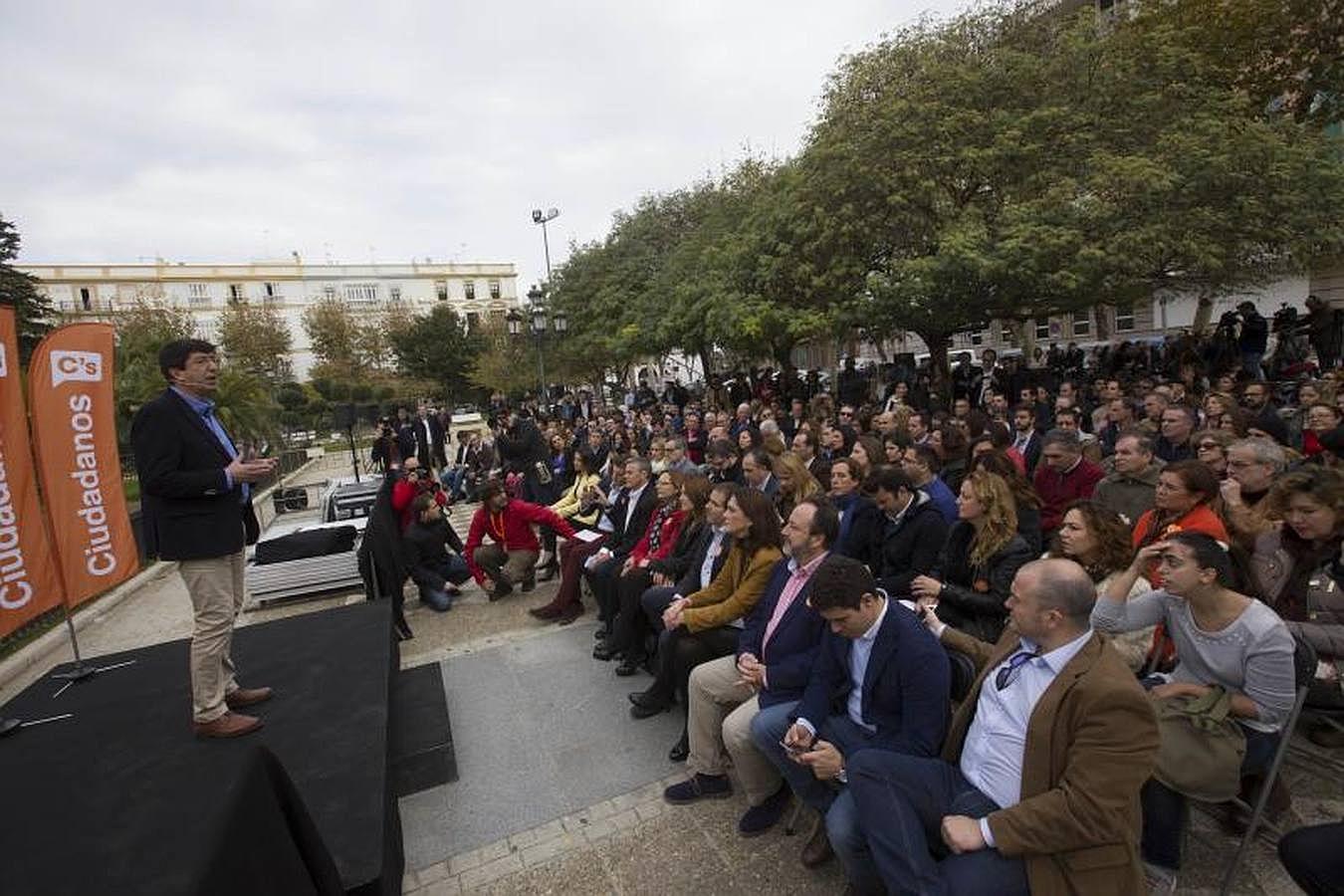 FOTOS: Rivera pasea por el centro de Cádiz antes del mitin