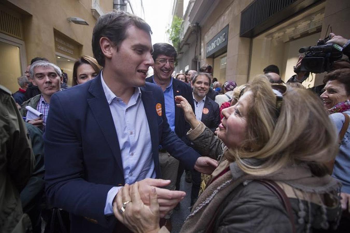 FOTOS: Rivera pasea por el centro de Cádiz antes del mitin