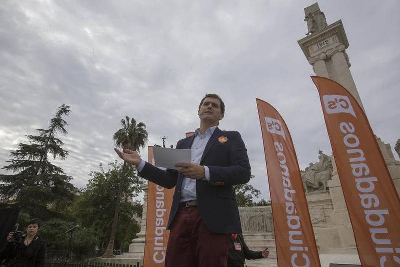 FOTOS: Rivera pasea por el centro de Cádiz antes del mitin