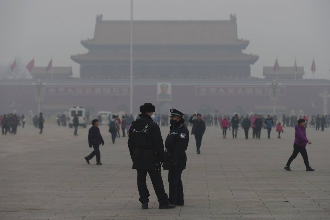 Dos policías usan mascarillas mientras hacen guardia en la plaza de Tiananmen en Pekín (China)
