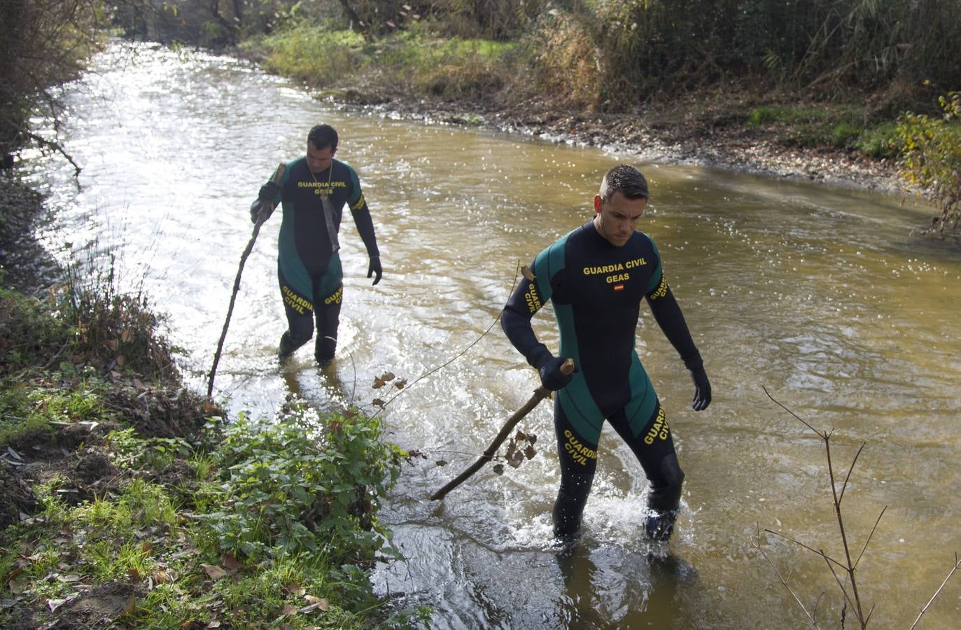 8.. Varios buzos de la Unidad Subacuática de la Guardia Civil (GEAS) rastrean el río Guadarrama