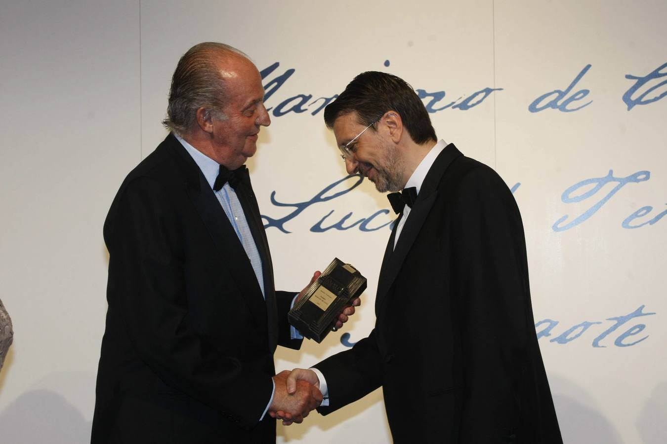 Imágenes de otros premiados con los Mariano de Cavia, Luca de Tena y Mingote. El columnista de ABC, Ignacio Camacho, recibió el Premio Mariano de Cavia por su artículo «La enfermedad del olvido» publicado  en ABC el 6 de diciembre de 2009