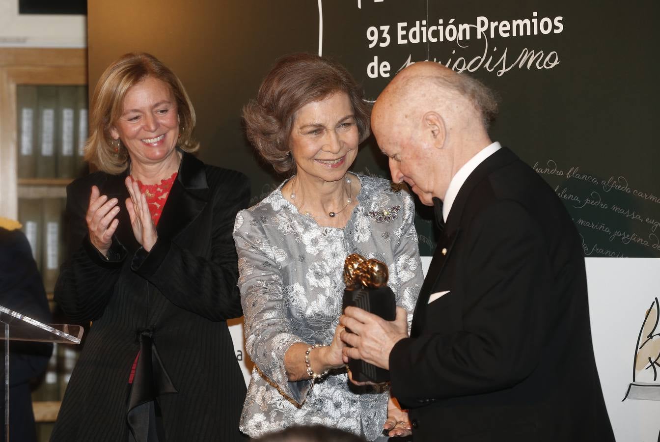 Imágenes de otros premiados con los Mariano de Cavia, Luca de Tena y Mingote. El escritor chileno Jorge Edwards, autor de libros tan reconocidos como «Persona non grata», recibió el Premio Mariano de Cavia por su Tercera de ABC  «El exceso de realidad» publicada el 17 de junio de 2012.