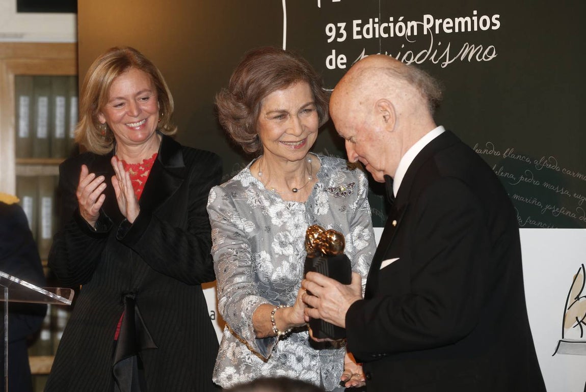 Imágenes de otros premiados con los Mariano de Cavia, Luca de Tena y Mingote. El escritor chileno Jorge Edwards, autor de libros tan reconocidos como «Persona non grata», recibió el Premio Mariano de Cavia por su Tercera de ABC  «El exceso de realidad» publicada el 17 de junio de 2012.