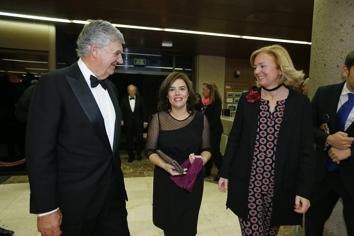 Santiago Bergareche, presidente de Vocento, Soraya Sáenz de Santamaría, vicepresidenta del Gobierno, y Catalina Luca de Tena, presidenta editora de ABC. 