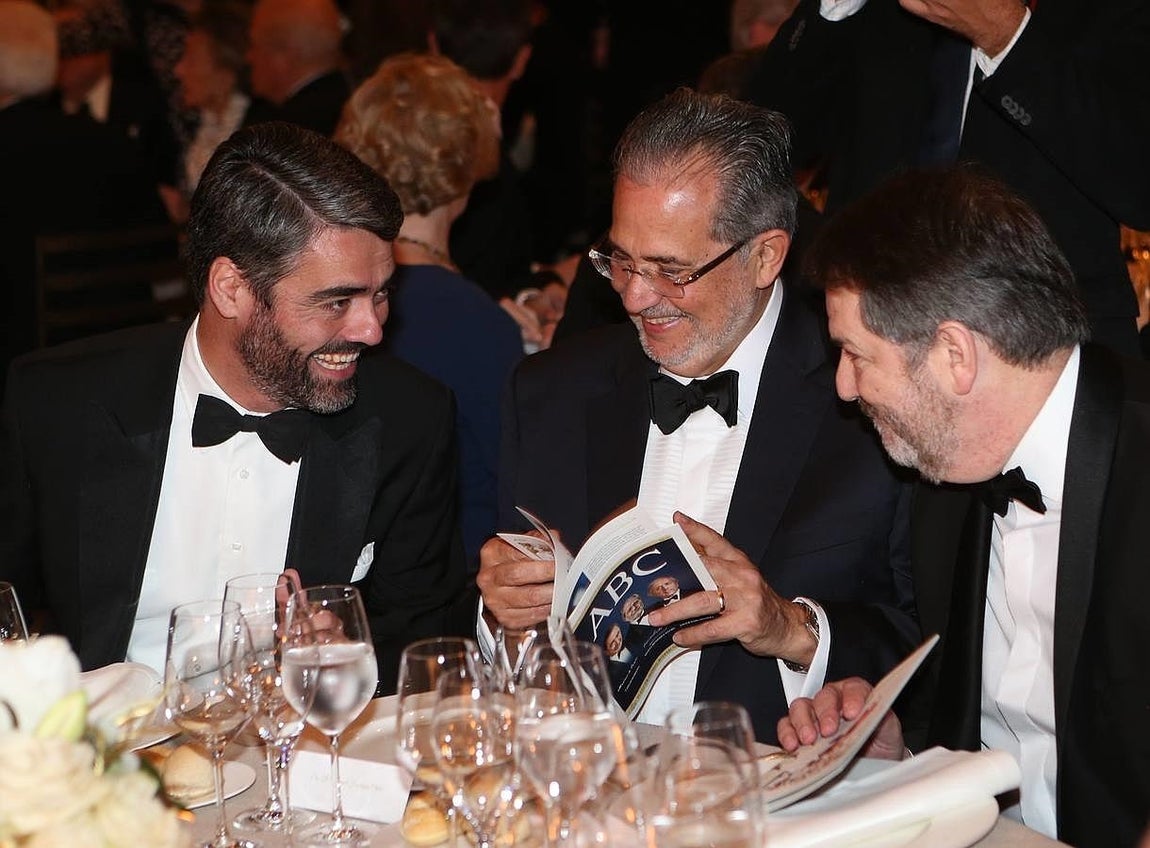 Luis Enríquez, consejero delegado de Vocento, Miguel Henrique Otero, premio Luca de Tena, y Bieito Rubido, director de ABC. 