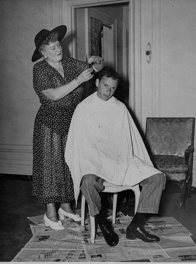 En 1949, cortándose el pelo en su suite. 