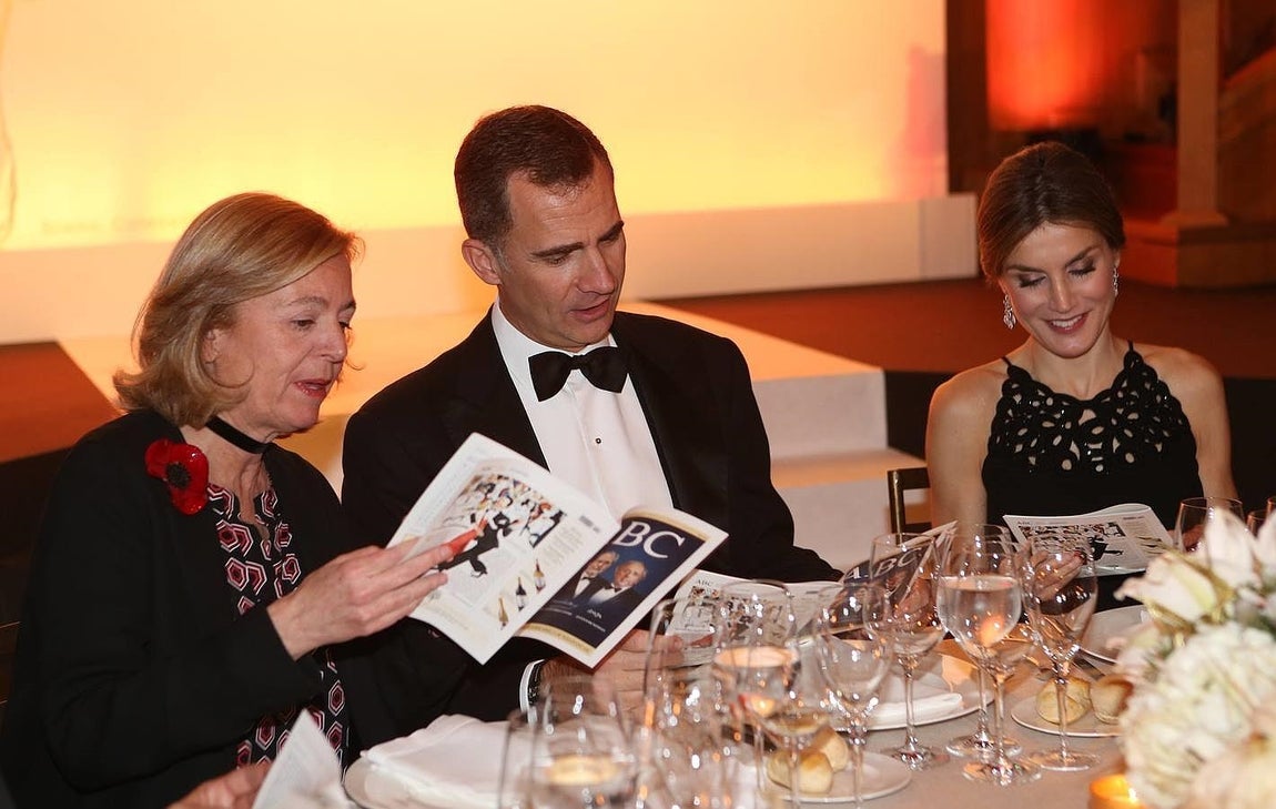 Catalina Luca de Tena, junto a Don Felipe y Doña Letizia. 