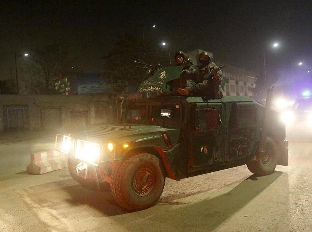 Los policías de Afganistán llegan al lugar del ataque talibán en la capital afgana