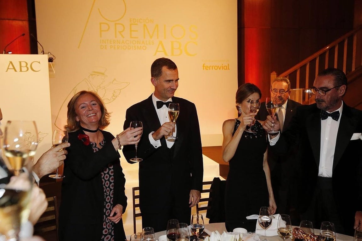 Catalina Luca de Tena, Don Felipe, Doña Letizia y Carlos Herrera brindan en la mesa principal de la cena. 