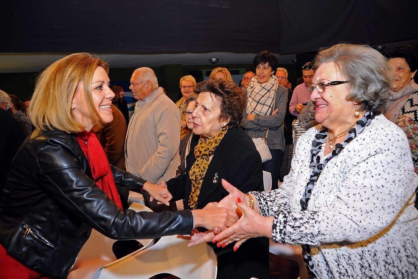 María Dolores Cospedal, saludando en Tarancón a un grupo de mayores