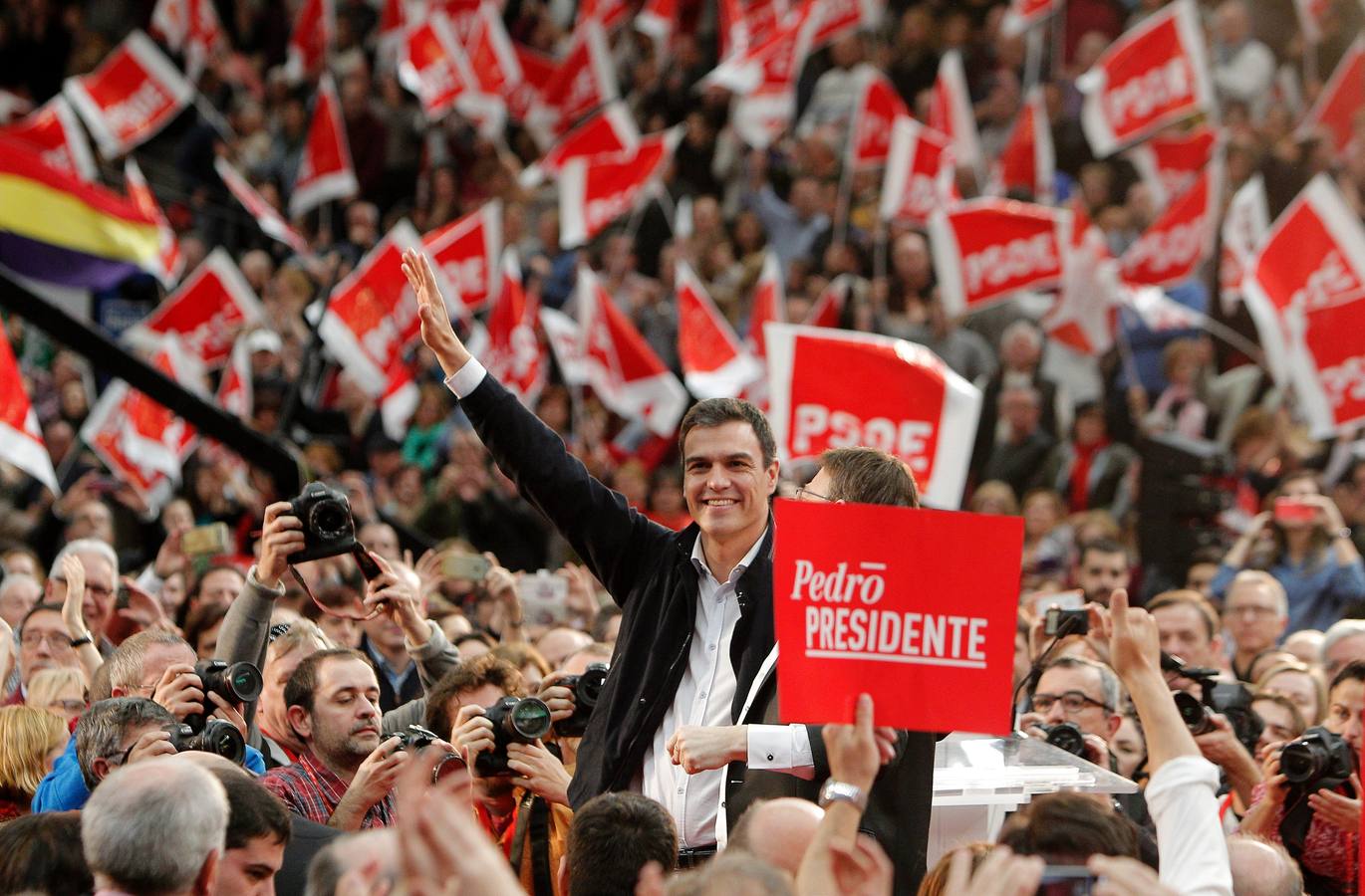 Pedro Sánchez junto a Ximo Puig en el mitin del PSOE en La Font de Sant Lluis 