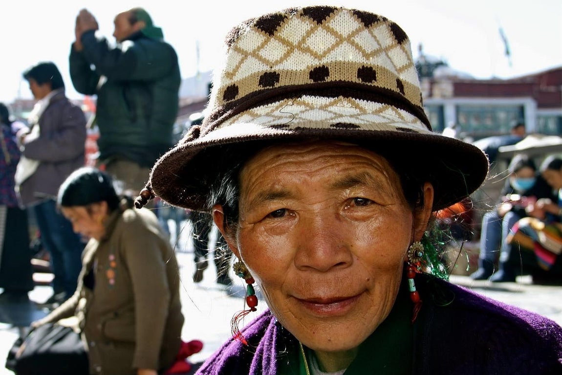 Miles de fieles budistas se congregan cada día para rezar ante el templo de Jokhang, en el centro de Lhasa. 
