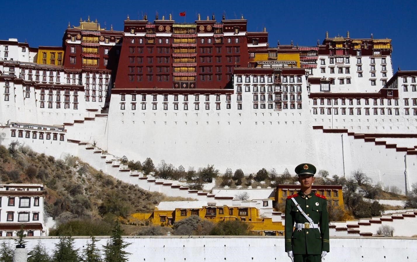 Un soldado chino vigila en la plaza ante el Palacio de Potala, en Lhasa