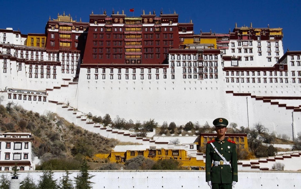 Un soldado chino vigila en la plaza ante el Palacio de Potala, en Lhasa. 
