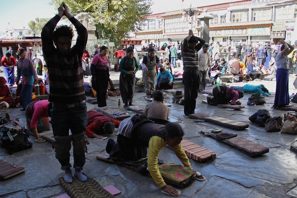 Miles de fieles budistas se congregan cada día para rezar ante el templo de Jokhang, en el centro de Lhasa. 
