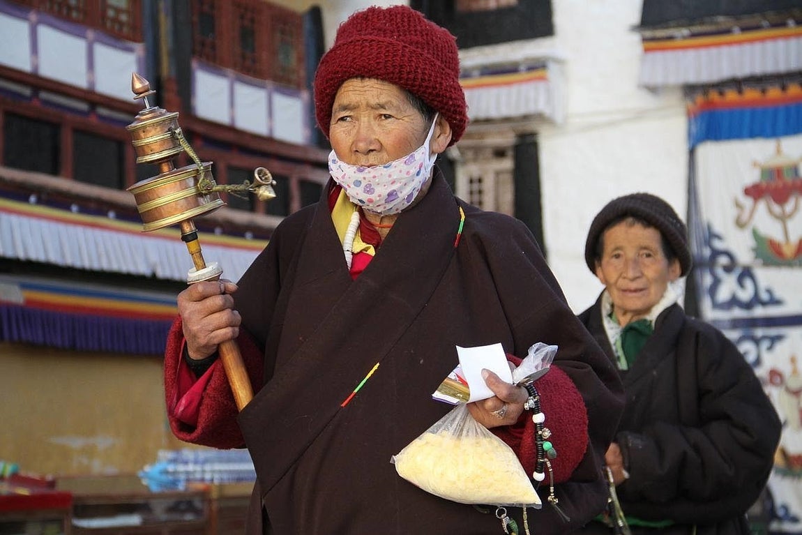 Agitando sus molinillos de oraciones, dos peregrinas rezan dentro del Palacio de Potala, antigua residencia oficial del Dalái Lama. 