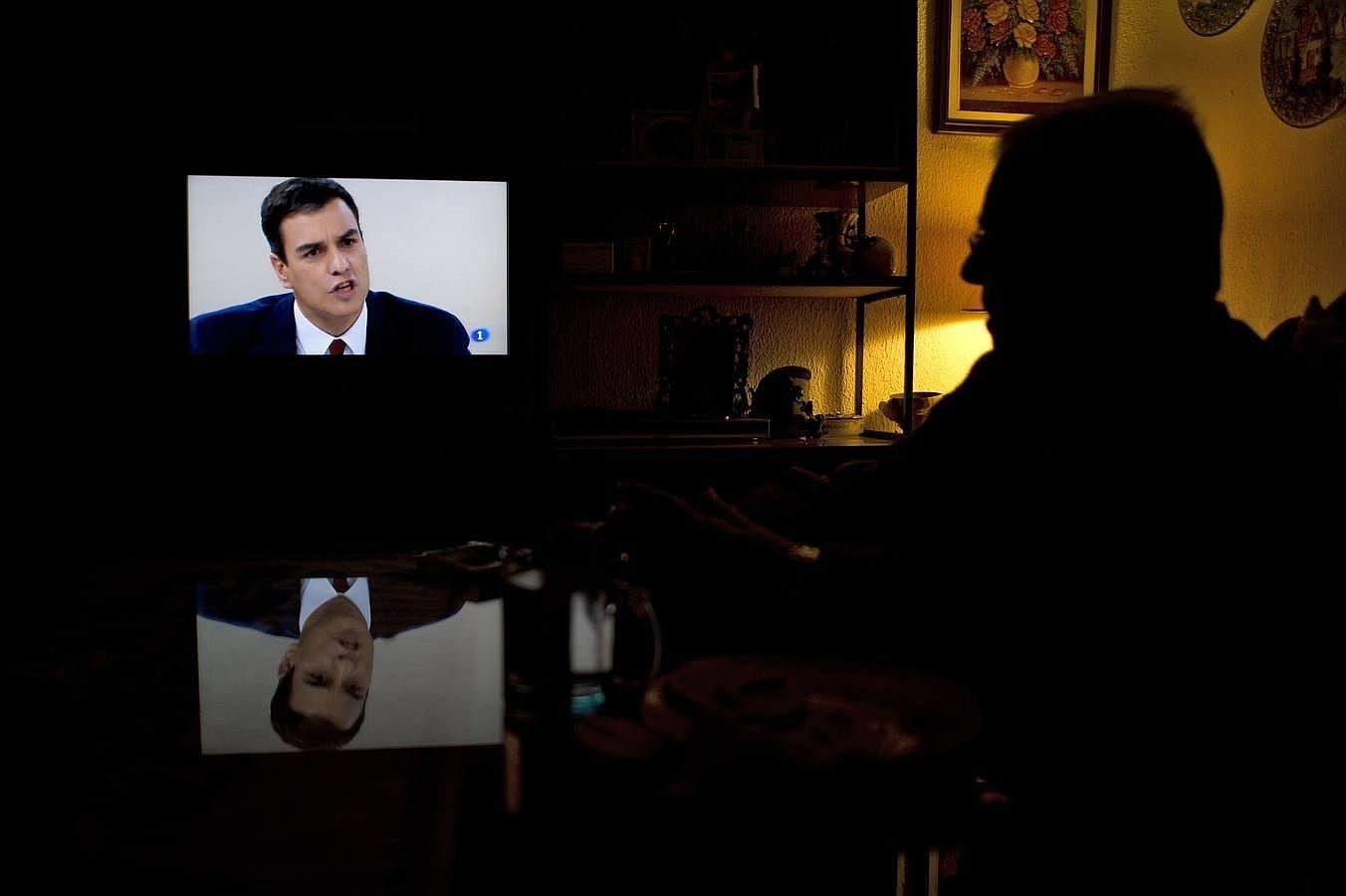 Imagen de un telespectador del debate desde el salón de su casa