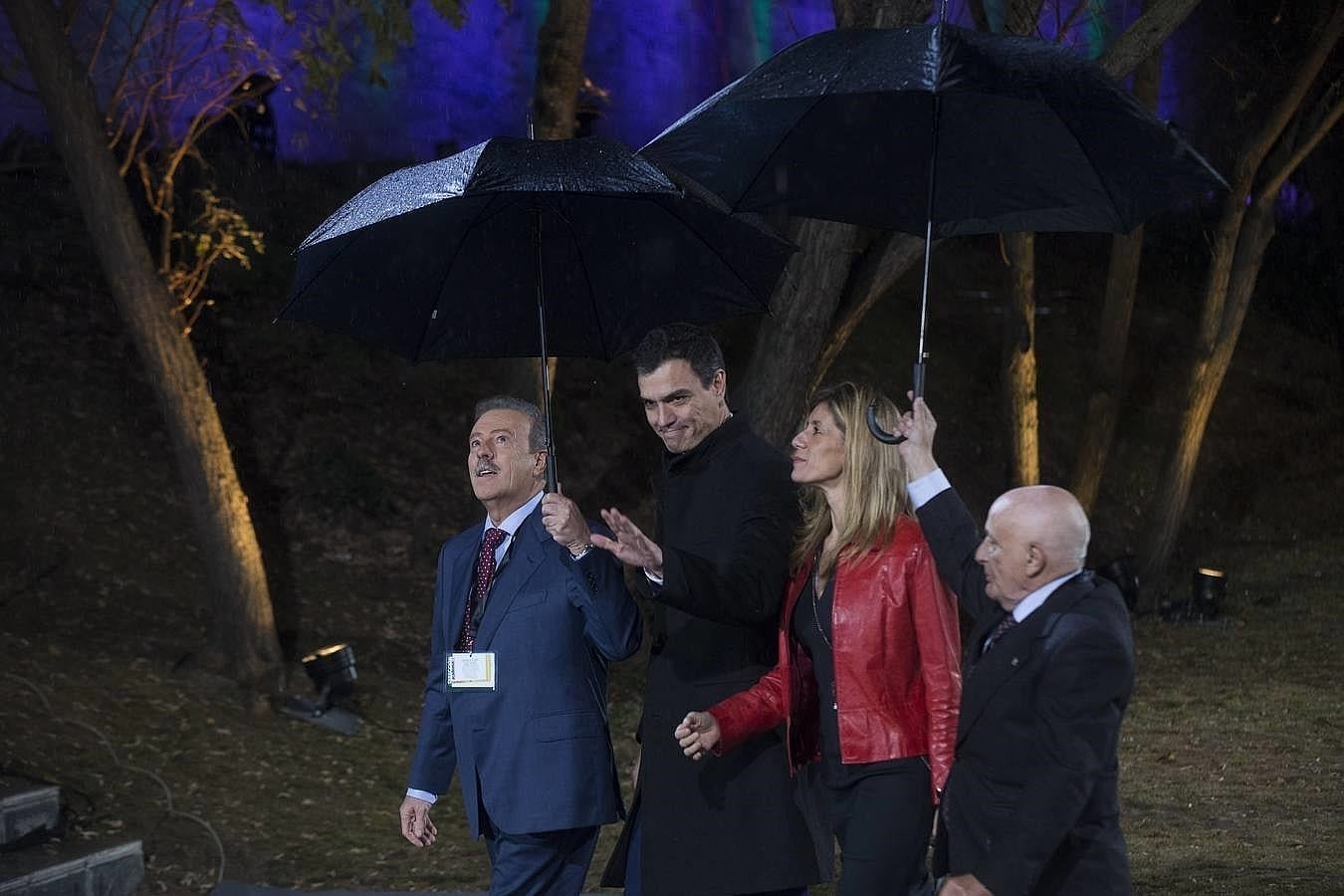 El candidato a la presidencia del Gobierno por el PSOE, Pedro Sánchez, llega junto a su mujer, Begoña Fernández, a la Academia de TV para el Cara a Cara con Mariano Rajoy, candidato del PP y actual presidente del Gobierno. 