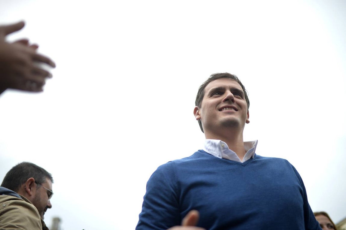 El líder de Ciudadanos, Albert Rivera, ha irrumpido en la escena política con mucha fuerza. Según la mayoría de las encuestas C's podría llegar a ser la tercera fuerza más votada en el 20-D. 