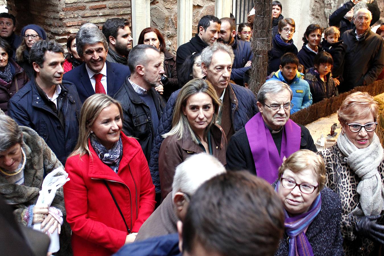 Tolón inaugura el belén de Zocodover y anima a los ciudadanos «a disfrutar de la Navidad en la calle»