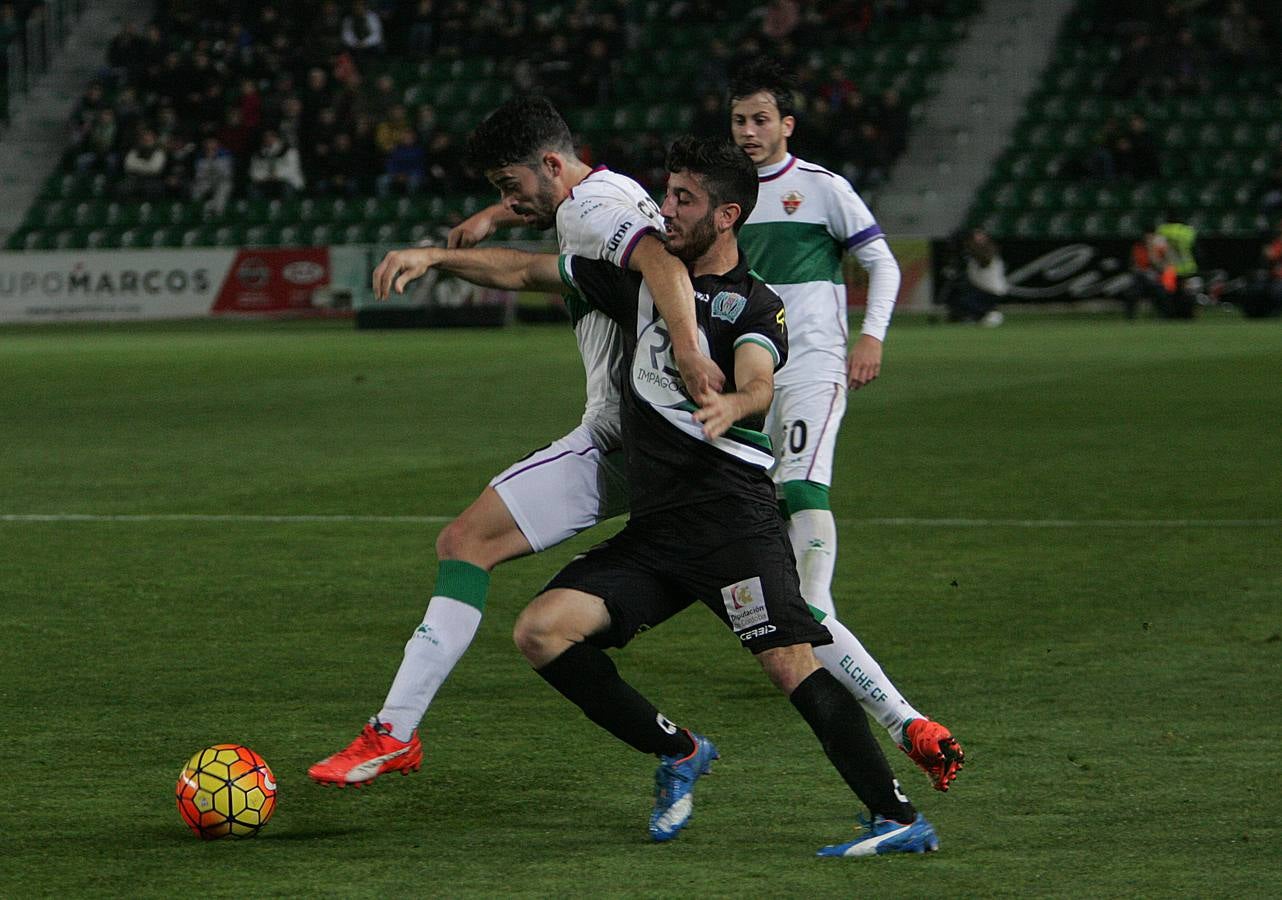 Las mejores estampas del Elche-Córdoba. El conjunto blanquiverde ha jugado en inferioridad numérica desde el minuto 13