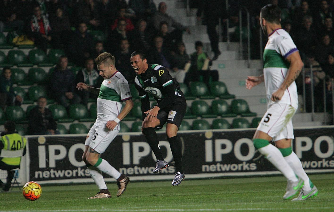 Las mejores estampas del Elche-Córdoba. El conjunto blanquiverde ha jugado en inferioridad numérica desde el minuto 13