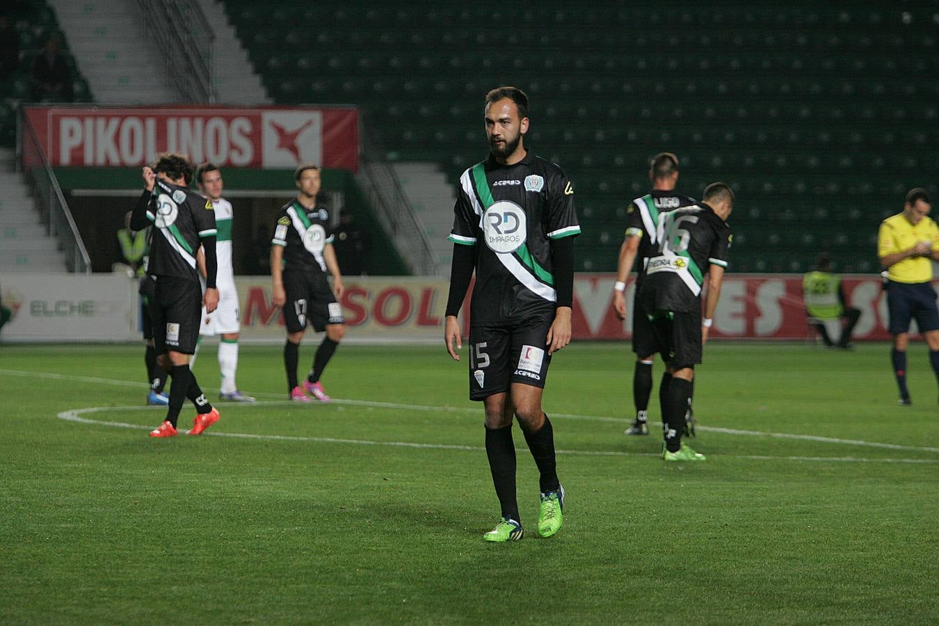 Las mejores estampas del Elche-Córdoba. El conjunto blanquiverde ha jugado en inferioridad numérica desde el minuto 13