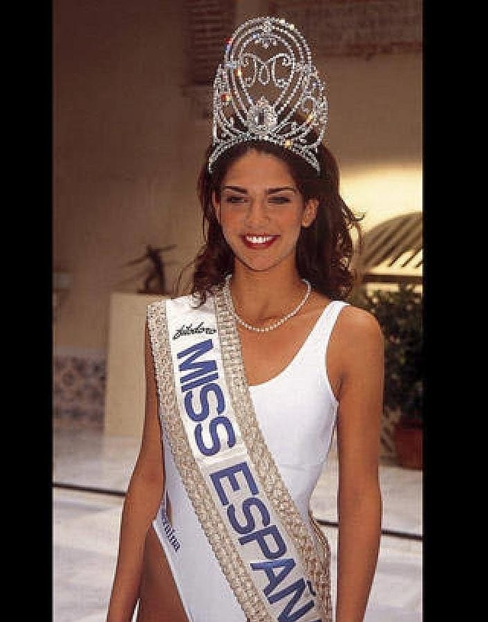 En 1999 Lorena Bernal tenía 17 años y ganó el certamen de belleza de Miss España. Ese mismo año se coronó como Miss Countries os the World. 