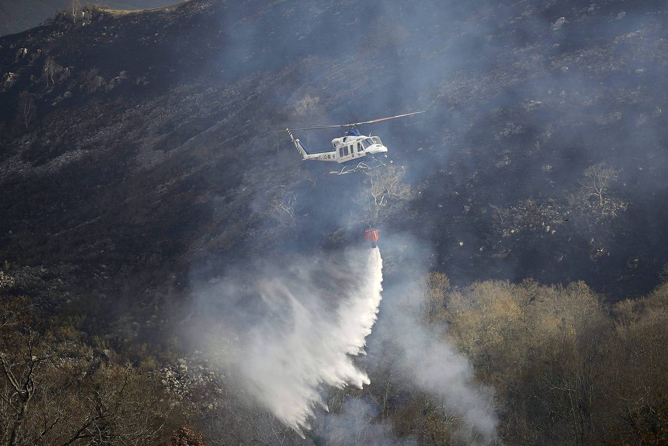 Efectivos de la UME en labores de extinción del fuego uno de los montes próximos a la localidad cántabra de Fresneda