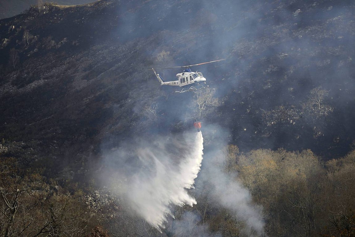 Efectivos de la UME en labores de extinción del fuego uno de los montes próximos a la localidad cántabra de Fresneda. 