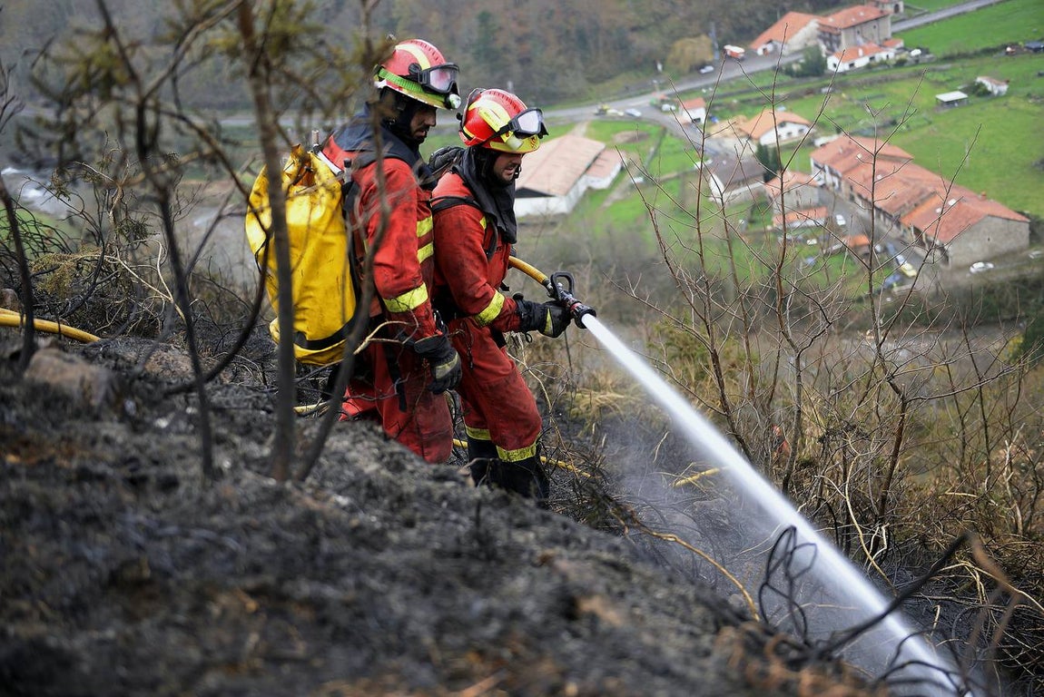 Efectivos de la UME en labores de extinción del fuego uno de los montes próximos a la localidad cántabra de Fresneda. 