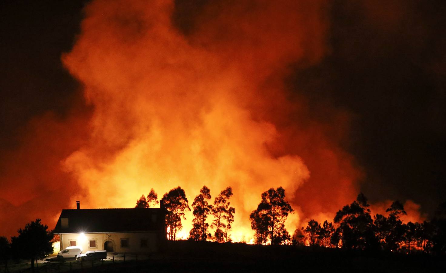 Vista general del incendio declarado en el monte Igueldo en San Sebastián