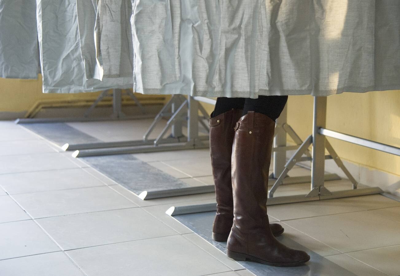 Una mujer vota en el colegio Bernadette, en Aravaca (Madrid)