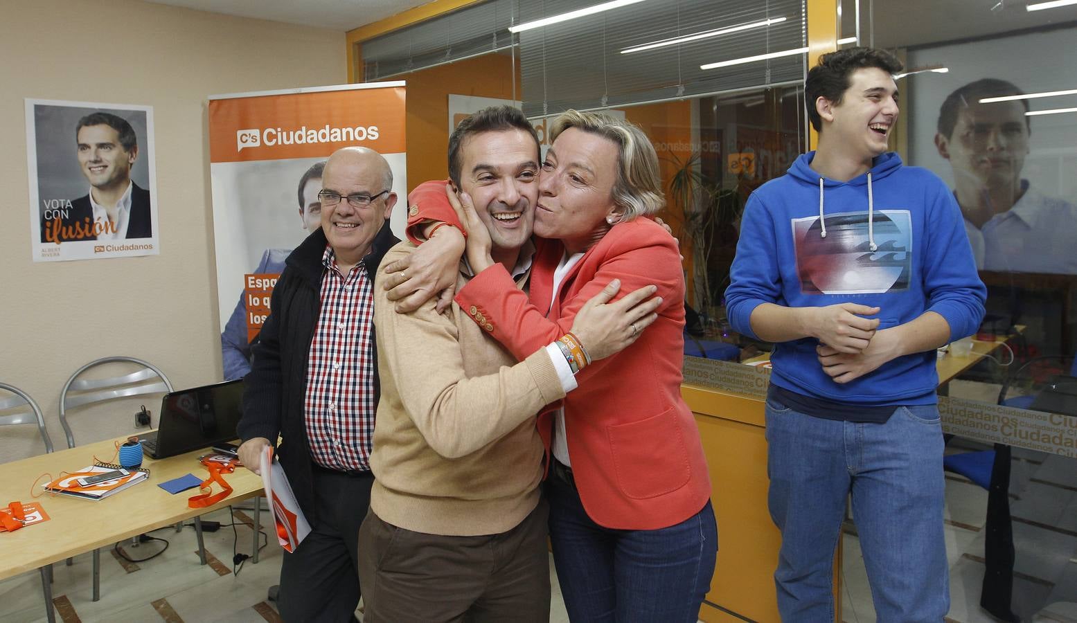 Marcial Gómez, candidato por Córdoba a Ciudadanos festeja tras conocerse los resultados. Ciudadanos ha obtenido 8 asientos en Andalucía con el 13,77% de los votos. A nivel nacional, la formación salta al cuarto cajón pero no consigue superar las expectativas como alternativa al bipartidismo. 