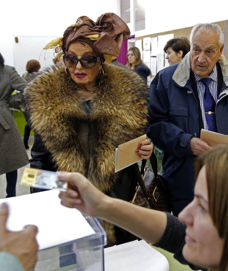 Con las mejores galas. Una mujer vota en el colegio electoral del Instituto Santa Teresa de Jesus. EFE