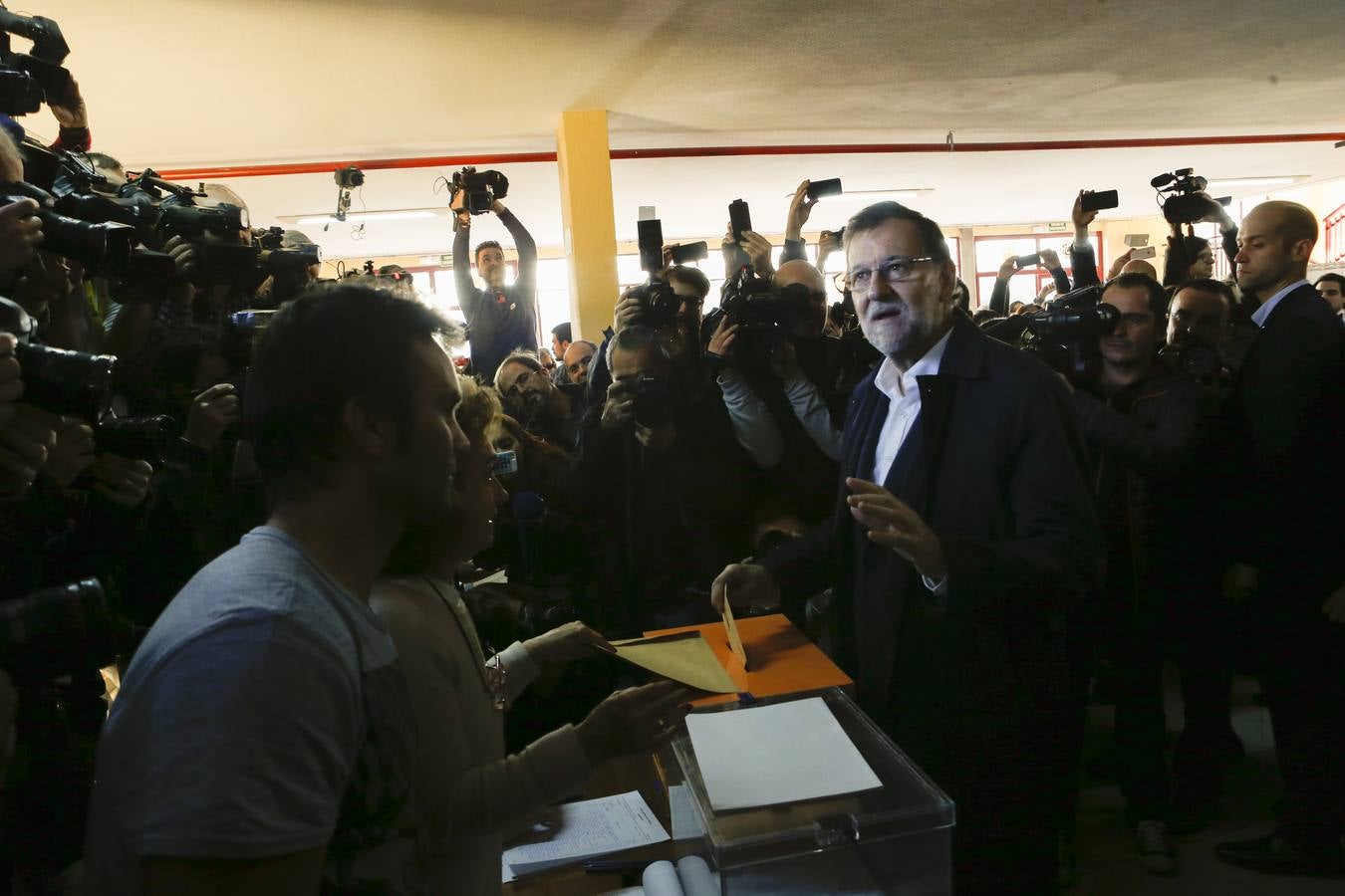 Tajoy, en Aravaca. El cacidato del PP a la presidencia del Gobierno, Mariano Rajoy, acude a votar junto a su mujer en Aravaca