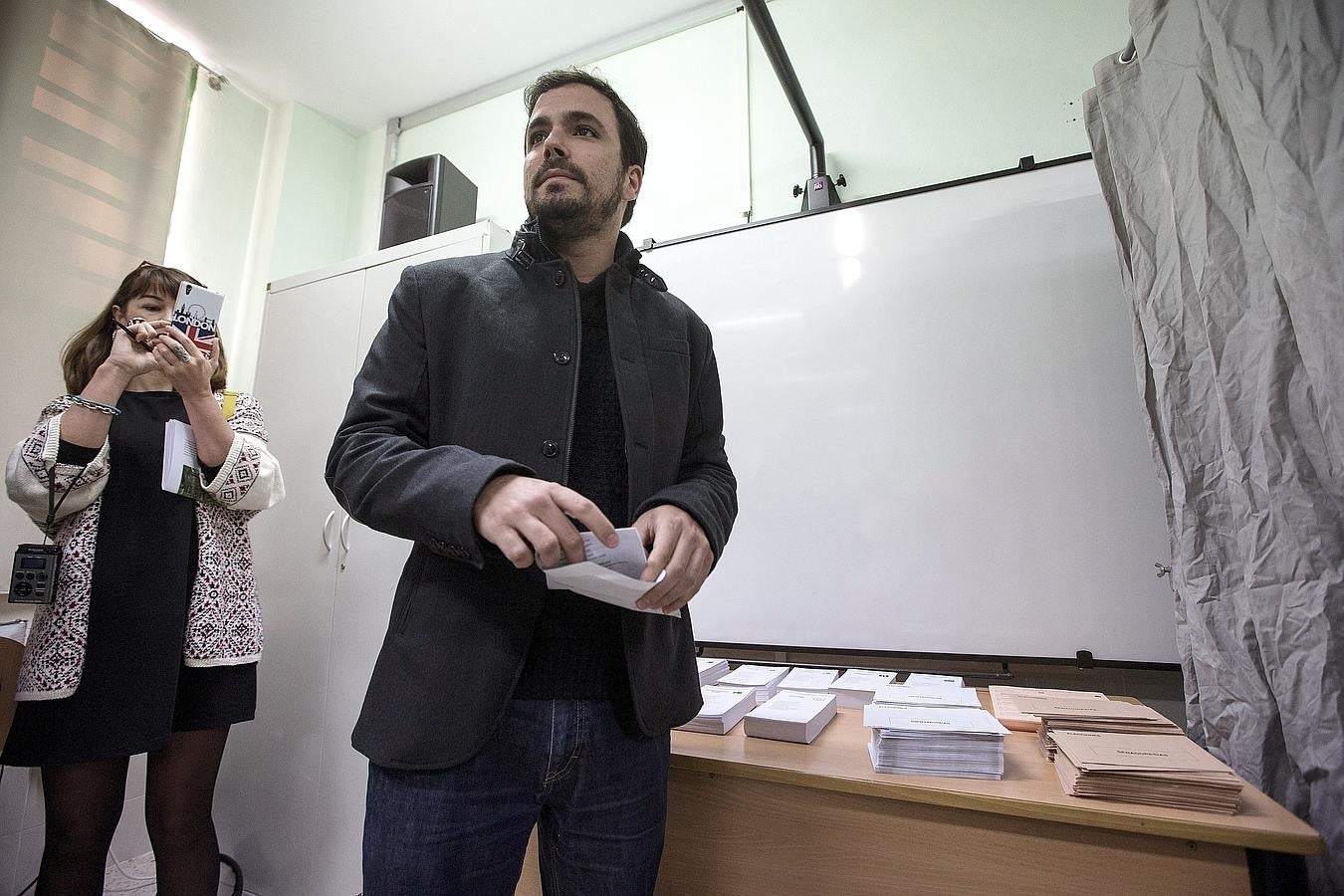 Alberto Garzón aseguró que habrá «grandes sorpresas» en esta noche electoral del 20-D y ha augurado que va a ser «un gran día» para su formación política. Pese a encabezar la candidatura por Madrid, El candidato de Unidad Popular-IU ha ejercido su derecho al voto en el colegio Manuel Laza Palacio de Rincón de la Victoria (Málaga), municipio en el que está empadronado.