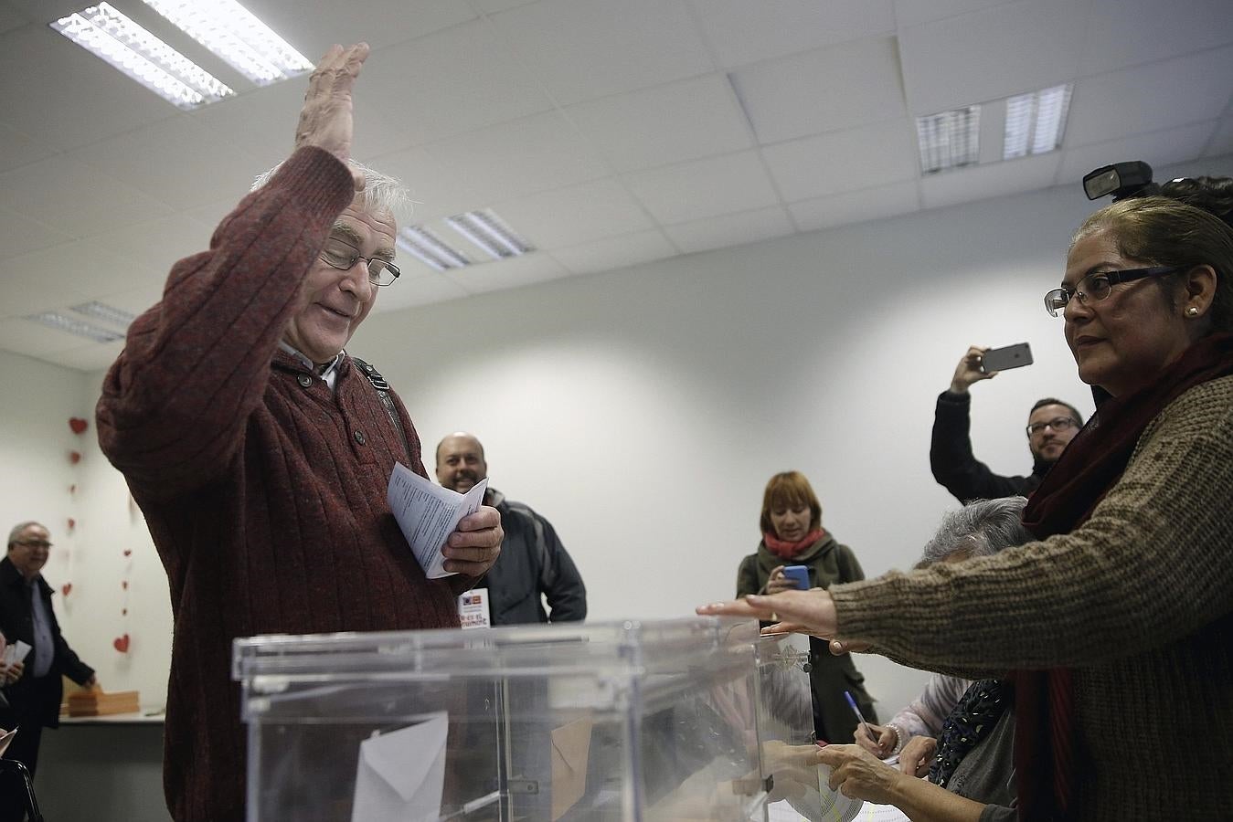 El alcalde de Valencia, Joan Ribó, ha lamentado los obstáculos que tienen los jóvenes españoles en el extranjero para votar en estas elecciones y ha puesto como ejemplo a su hijo, que ha tenido que trasladarse este domingo desde Edimburgo para poder votar.. 