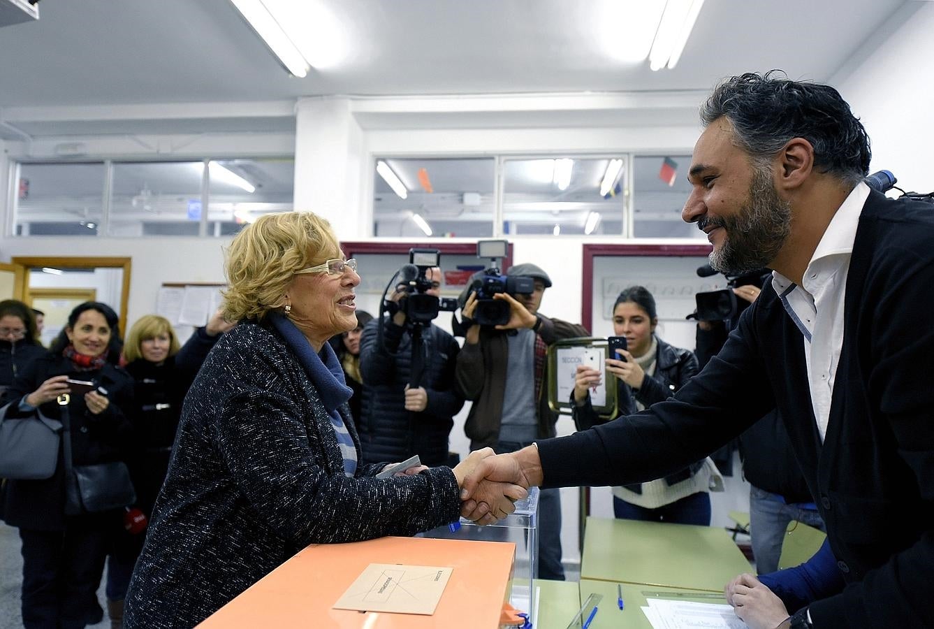 Para Manuela Carmena, hay una «enorme ilusión» por el resultado de estas elecciones, en una democracia que es «joven». La alcaldesa de Madrid ha calificado de «muy hermoso» el ambiente de cambio que se respira, tras votar esta mañana en el distrito de Hortaleza.. 