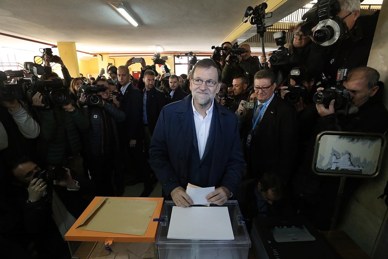 Mariano Rajoy ha animado a votar en esta jornada electoral, en la que ha dicho que el Ejecutivo está pendiente de los incendios forestales activos en la cornisa cantábrica. El presidente del Gobierno ha hecho estas declaraciones a los periodistas tras depositar su voto en su colegio electoral del distrito madrileño de Aravaca, al que ha acudido acompañado de su esposa, Elvira Fernández, y en las que ha subrayado que votar «es el acto más democrático de todos».